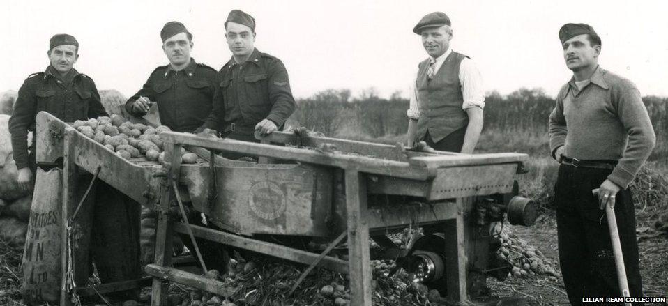 Italian workers at Friday Bridge