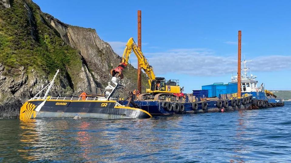 Experts salvaging ship