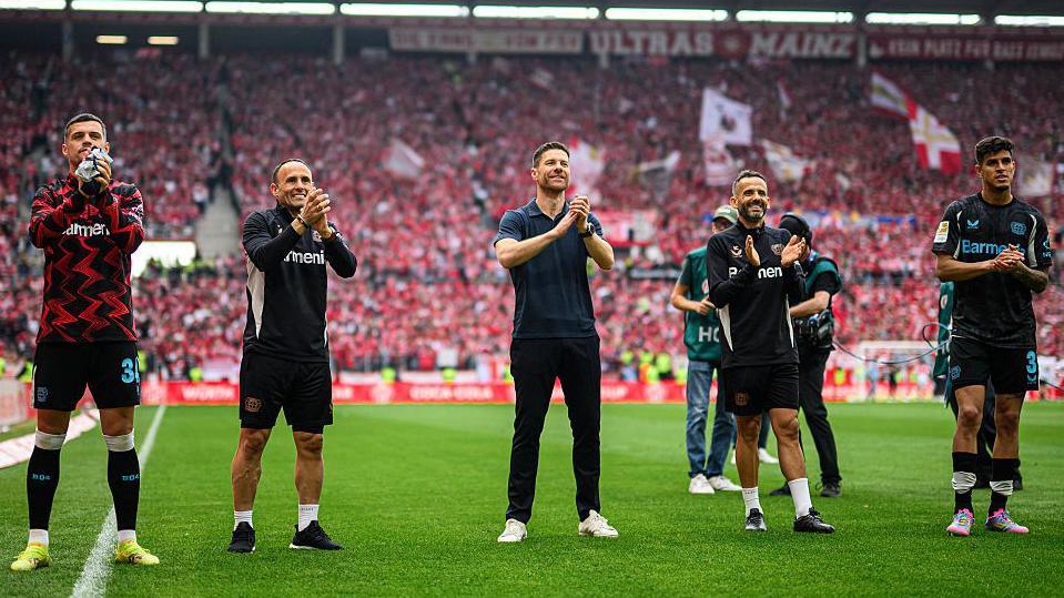 Xabi Alonso, Sebastian Parrilla and Ismael Camenforte Lopez applauding Bayer Leverkusen 