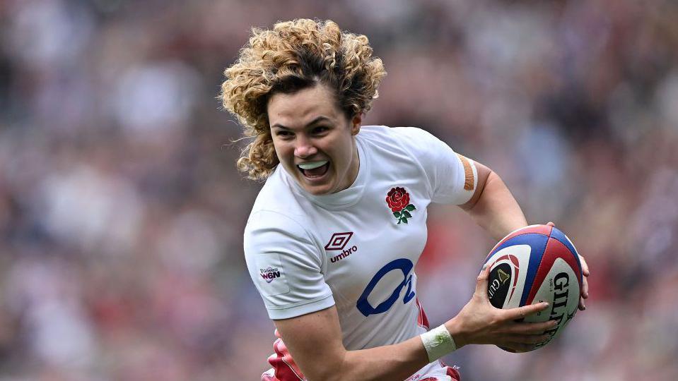 Ellie Kildunne runs with the ball for England during the Women's Six Nations