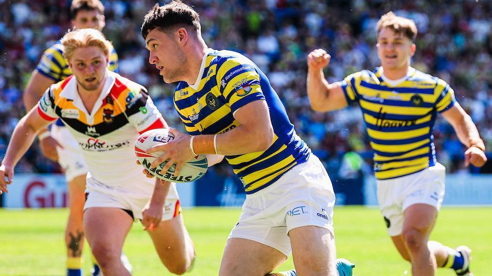 Josh Thewlis scoring a try for Warrington Wolves at home to Bradford Bulls in May