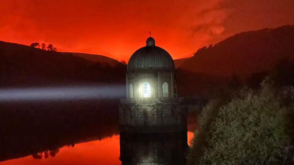 Tân ar ochr mynydd yn ardal Cwm Elan