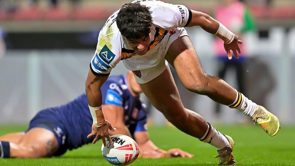 Krystian Mapapalangi dotting down to score for Castleford Tigers