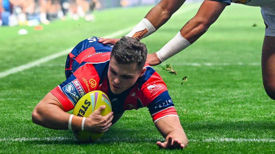 Cameron Scott goes over in the corner to open the scoring in Wakefield Trinity's 48-6 win over Castleford Tigers.