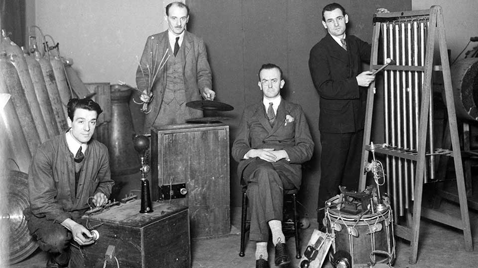 ý staff in the 1930s recording sound effects