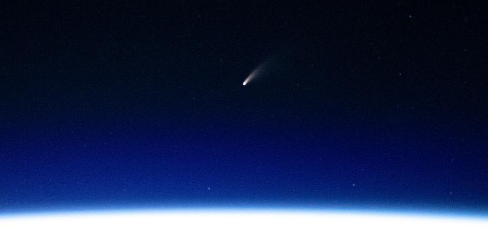 Comet-seen-from-ISS.