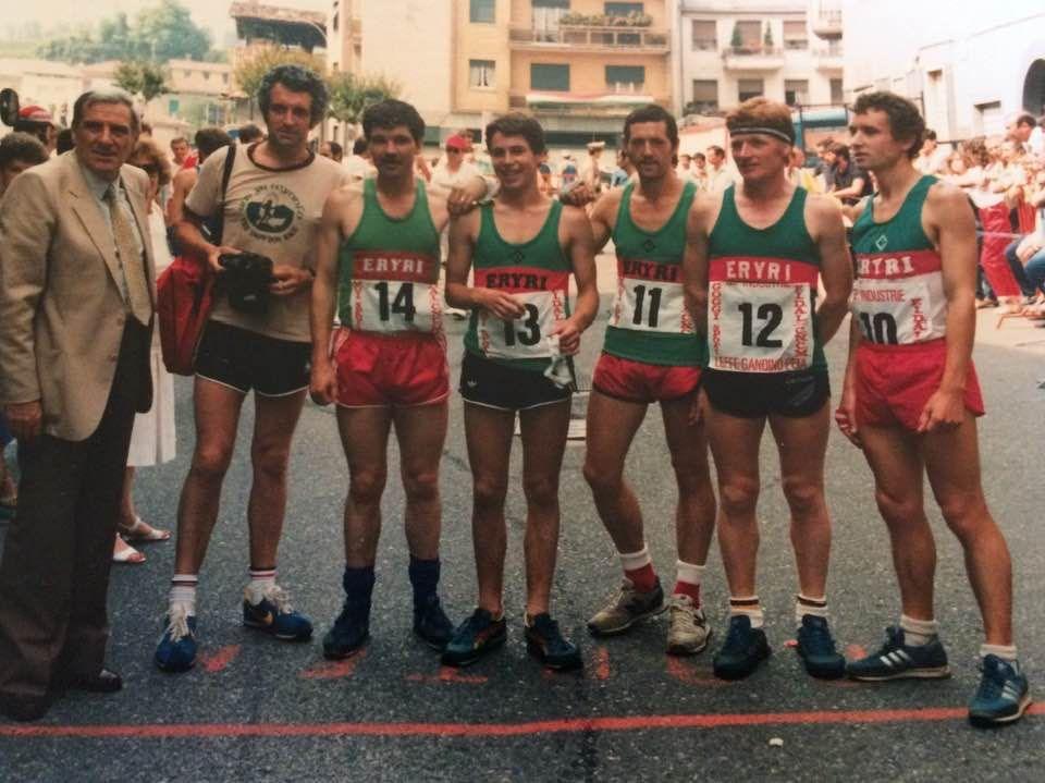 Un o’r teithiau cynnar i Morbegno yn yn Eidal gan Glwb Eryri. O’r chwith Maer Morbegno, Ken Jones, Robin John o Waunfawr, Garry Ellis, y diweddar Alan Hughes, Pete Roberts a Malcolm Jones o Dremadog