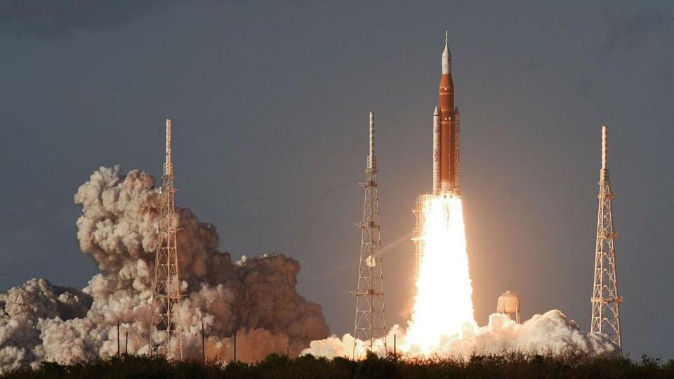 Rocket takes off with huge plume of smoke underneath it