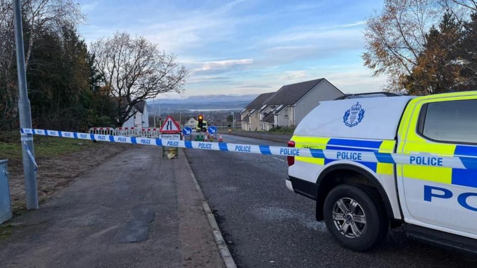 Càr poilis faisg air far an deach Iain MacPhàrlain a mhurt ann an Inbhir Nis