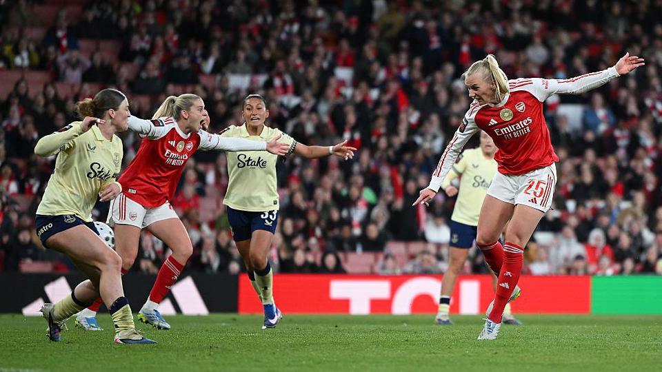 Stina Blackstenius scores late winner against Everton