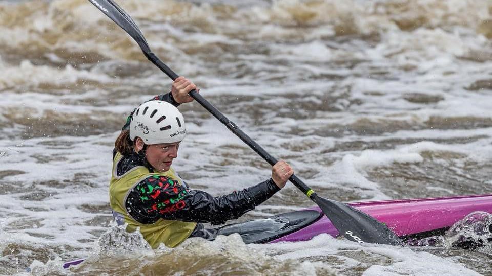 Ruth yn ei chanŵ cyn iddi gael Covid