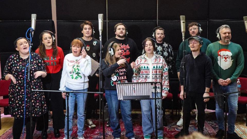 Côr Home Care's Got Talent yn recordio Angels