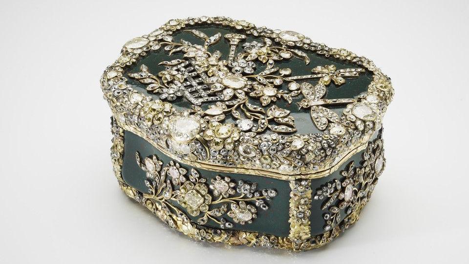 The Fabrique Royale snuff box, covered in diamonds