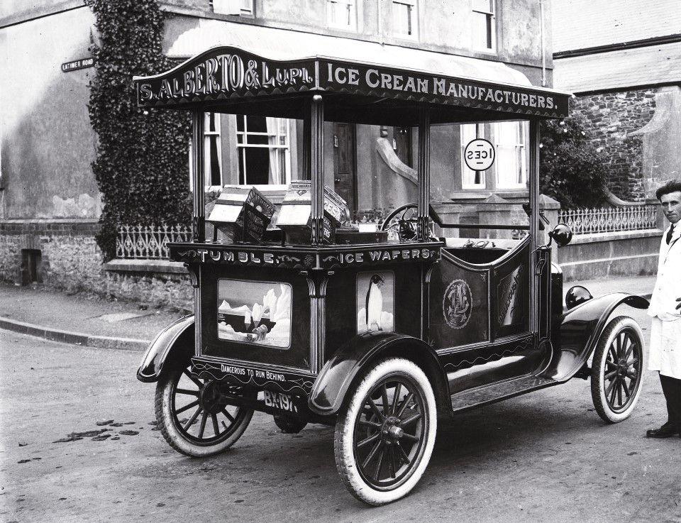 Llun o gerbyd yn gwerthu hufen ia yn Llandeilo - wedi'i dynnu gan DC Harries. Gwelir y cerbyd o eiddo S. Alberto & Lupi Ice Cream Manufacturers ar y to. mae dyn mewn cot gwyn yn sefyll wrth ochr y cerbyd. 