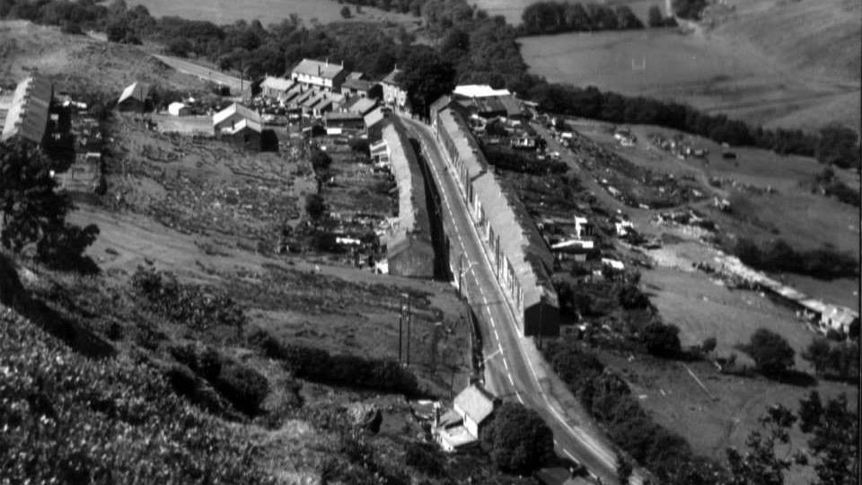 Llun du a gwyn o hen bentref Troerhiwfuwch