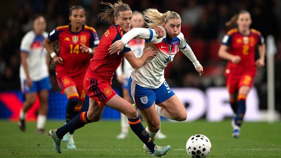 Alessia Russo tussles with Irene Paredes