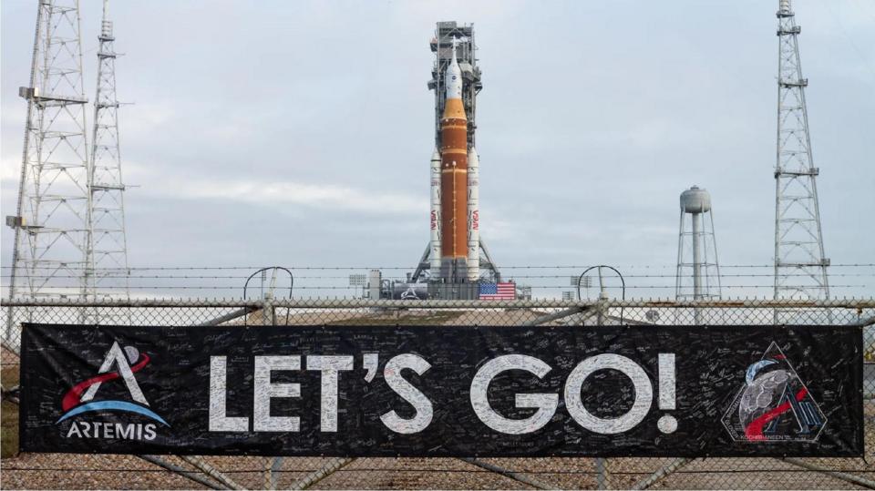 artemis rocket on launch pad