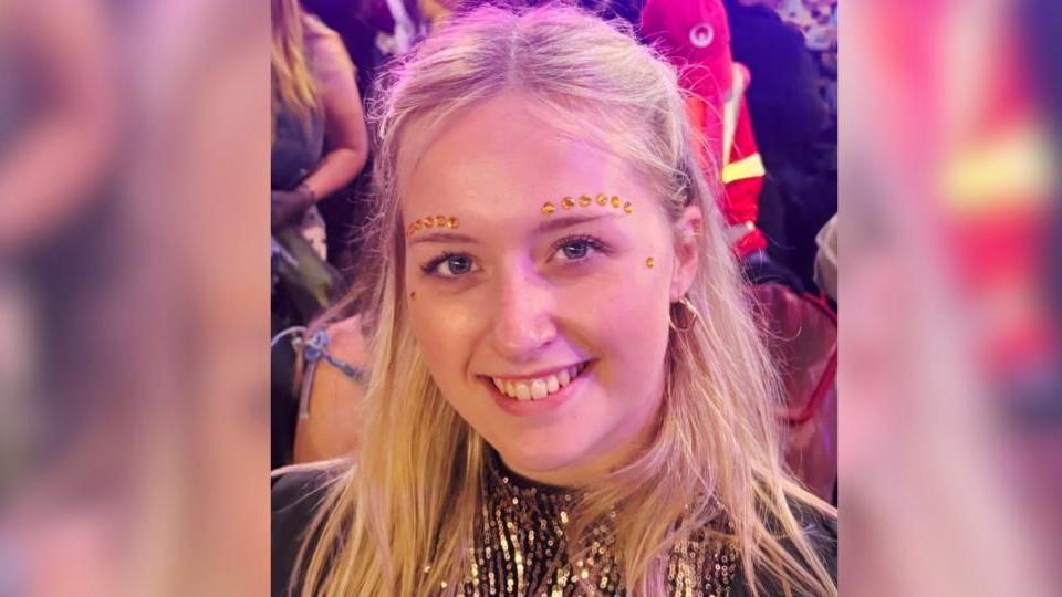 Menyw gyda sicwins ar ei wyneb