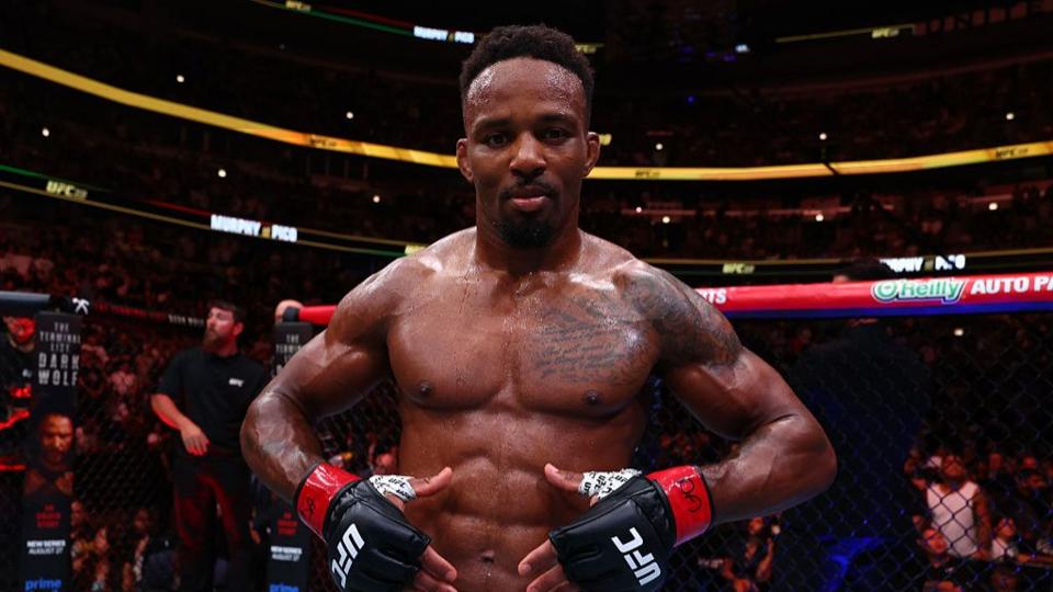 Lerone Murphy celebrates after beating Aaron Pico