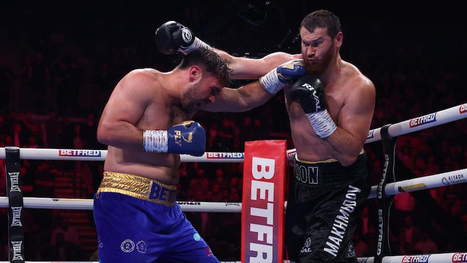 Dave Allen landing a punch on Arslanbek Makhmudov