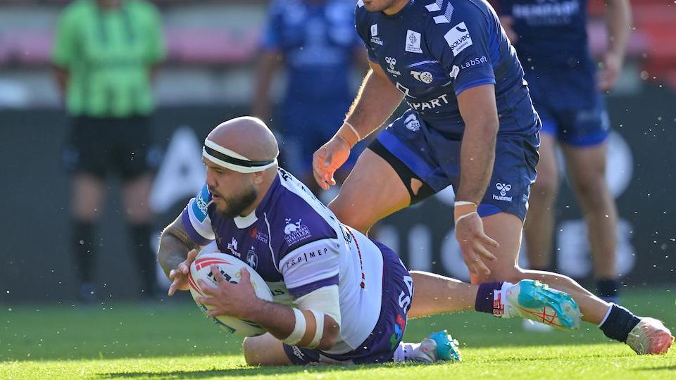 Jazz Tevaga crashes to the ground and scores Wakefield's third try against Toulouse.