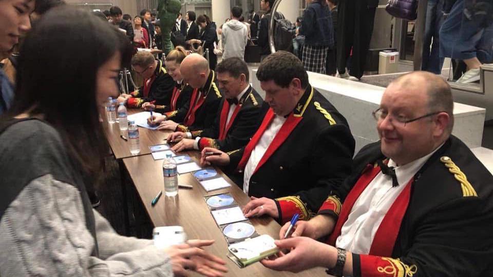 Gavin Saynor a'i gyd-chwaraewyr gyda'r Black Dyke yn arwyddo CDs