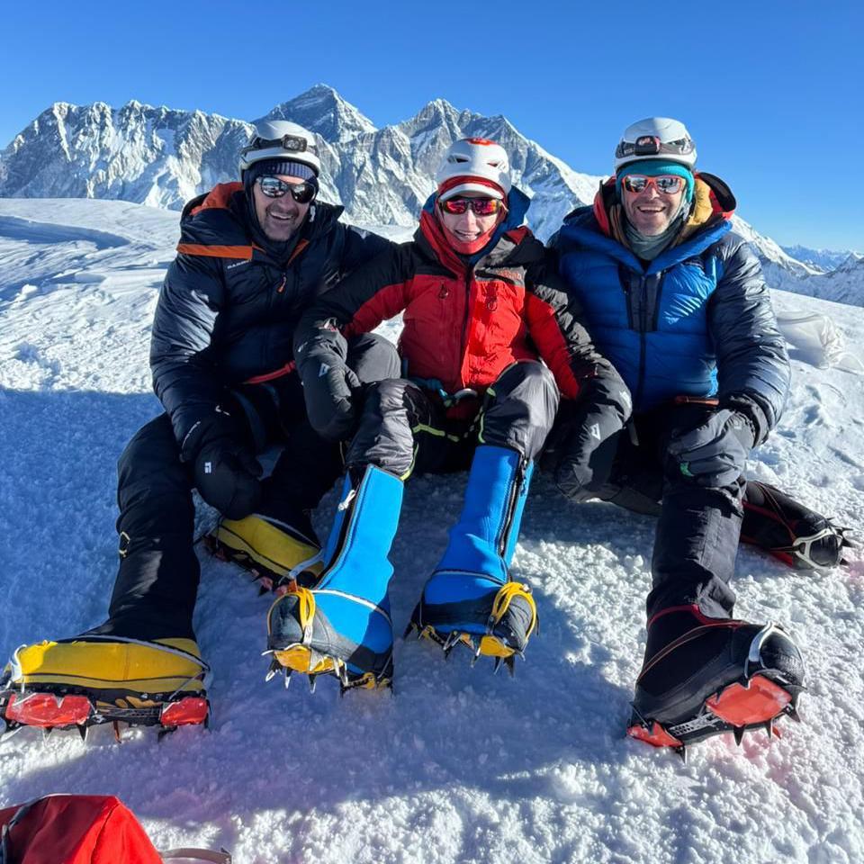 Catrin, ei ffrind a'r tywysydd o Chamonix ar gopa Ama Dablam