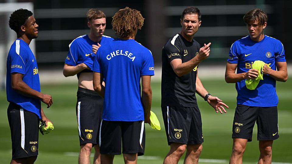 Xabi Alonso speaking to Ryan Kavuma-McQueen, Cole Palmer, Landon Emenalo and Reggie Walsh