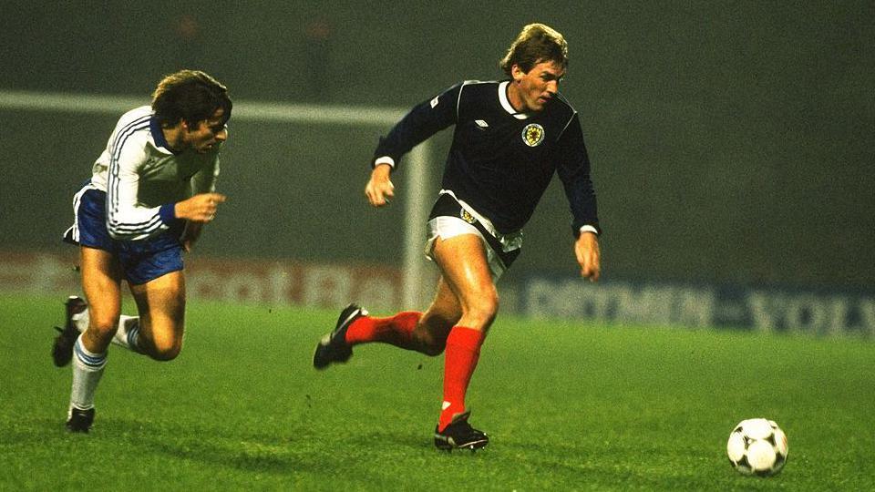 Kenny Dalglish playing football for Scotland in 1985