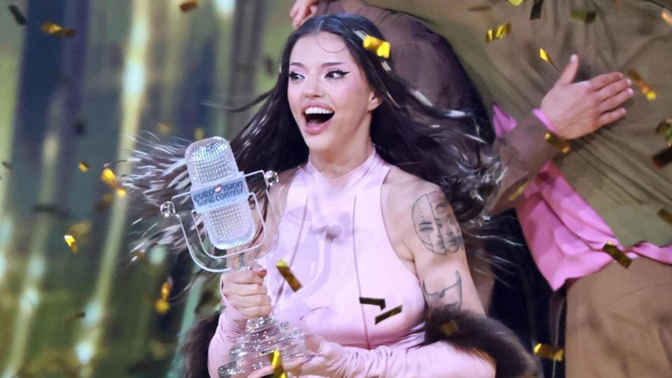 Dara holds her Eurovision trophy