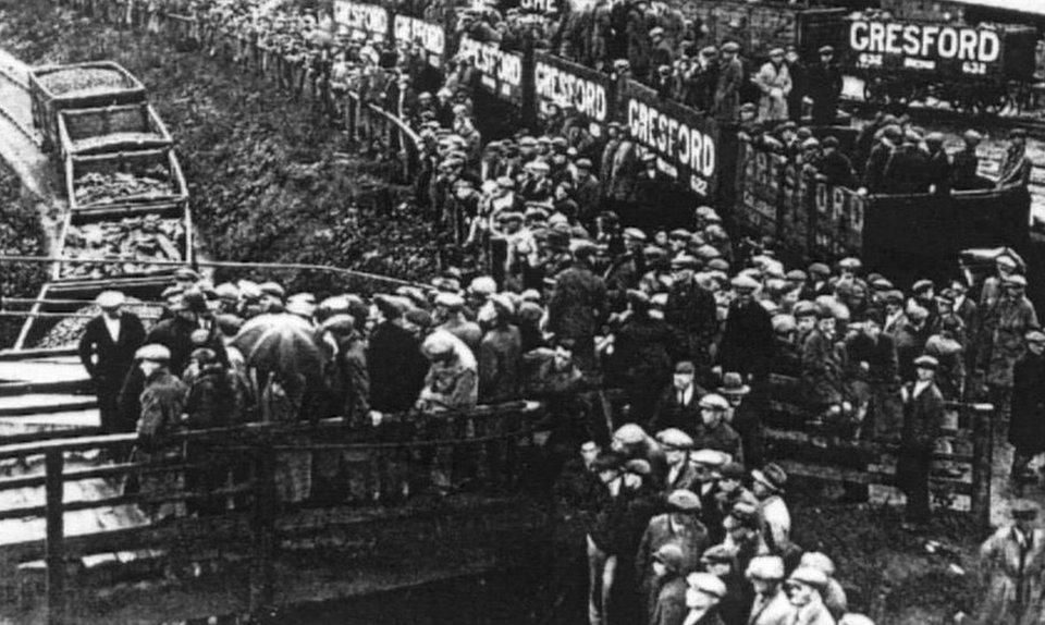 Y dorf yn disgwyl am newyddion wedi'r ffrwydrad ar 22 Medi, 1934 / The crowd waiting for news after the explosion on 22 September, 1934