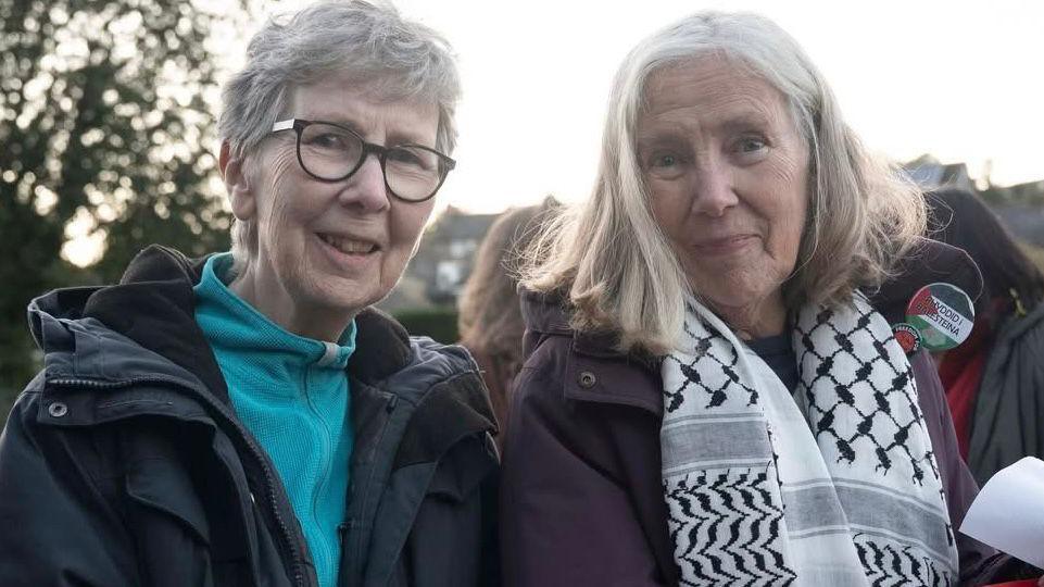 Ddydd Sul roedd Meleri Mair mewn gwylnos heddwch gyda'i chwaer Meinir Ffransis