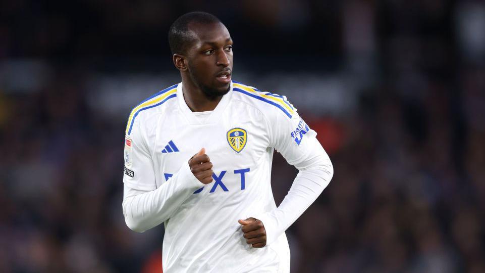 Glen Kamara in action for Leeds