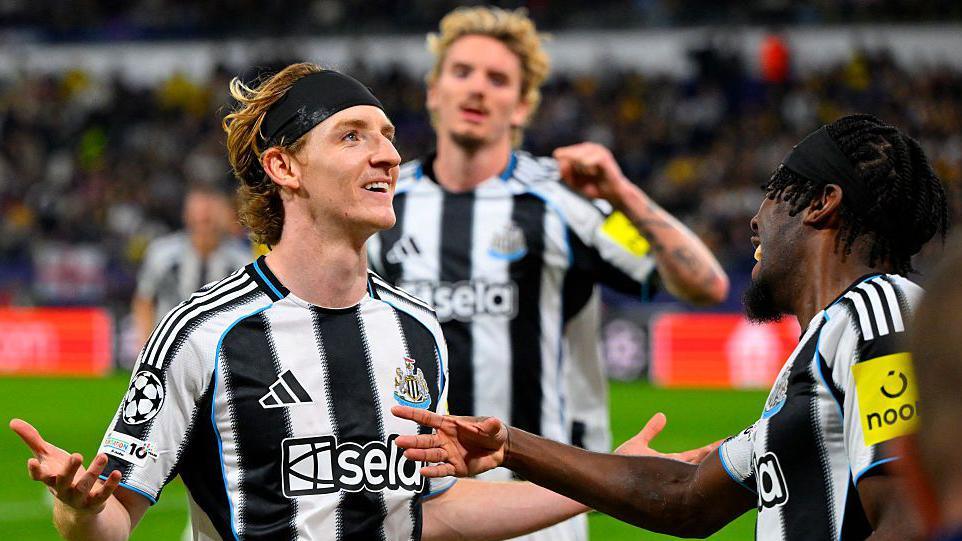 Anthony Gordon celebrates with Anthony Elanga after scoring Newcastle United's second goal against Union Saint-Gilloise at Lotto Park