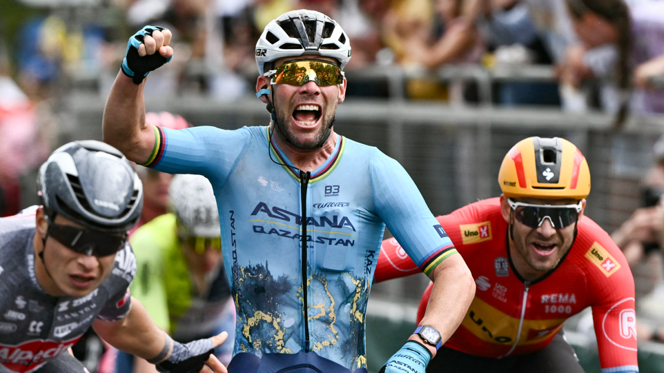 Mark Cavendish celebrates victory