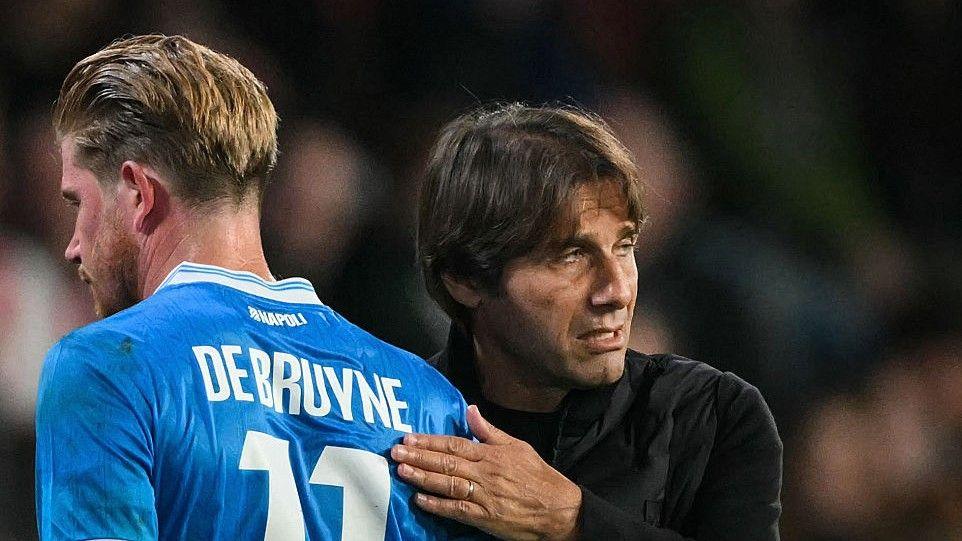 Antonio Conte pats Napoli's Kevin de Bruyne on the back