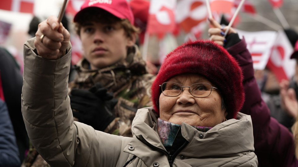 Njerëzit marrin pjesë në një protestë nën sloganet "Larg duart nga Groenlanda" dhe "Groenlanda për groenlandezët" në Kopenhagen, Danimarkë, 17 janar 2026.