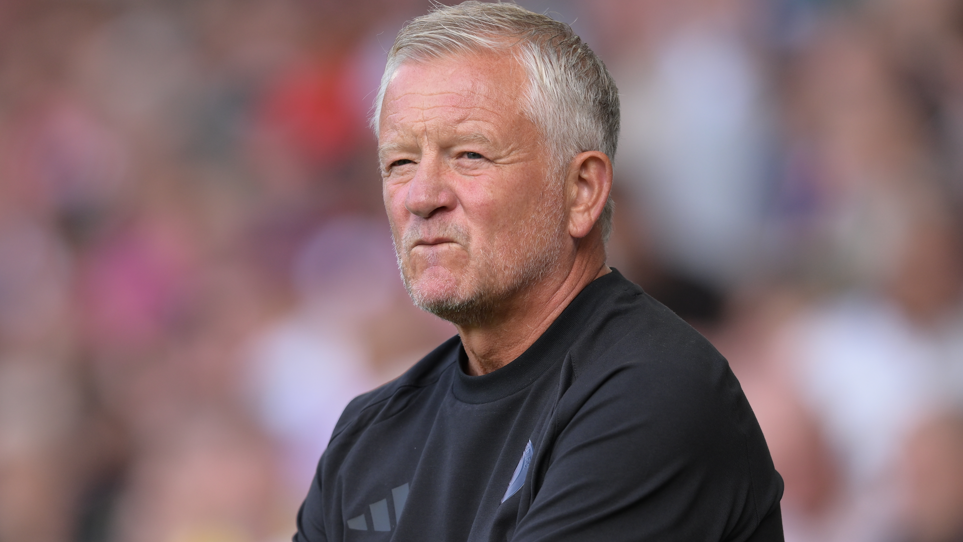 Chris Wilder, con una camiseta de entrenamiento negra del Sheffield United, parece sumido en sus pensamientos.