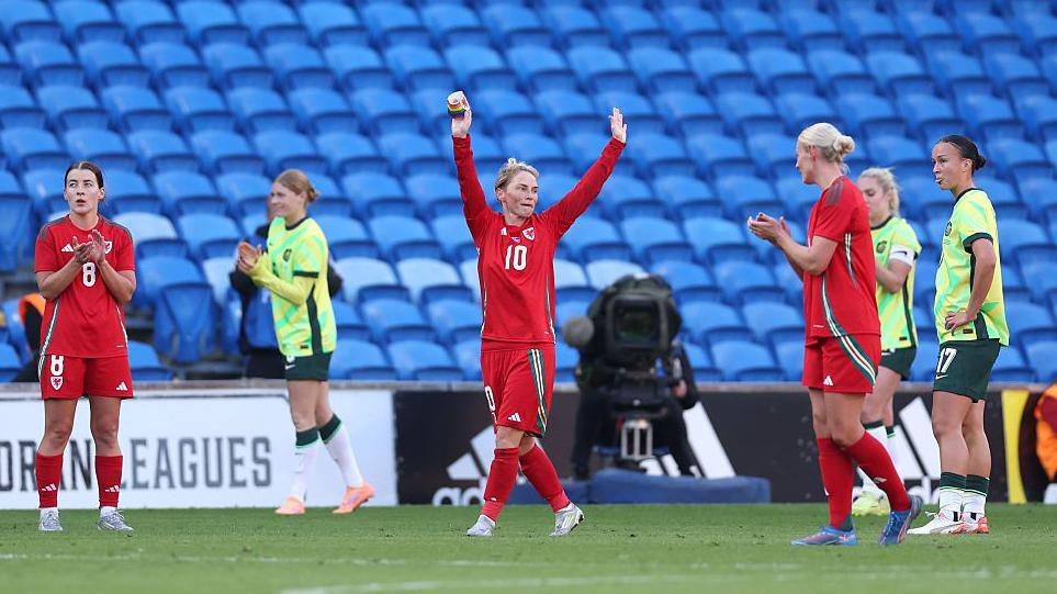Jess Fishlock yn chwarae ei gêm olaf dros Gymru yn erbyn Awstralia yn Stadiwm Dinas Caerdydd