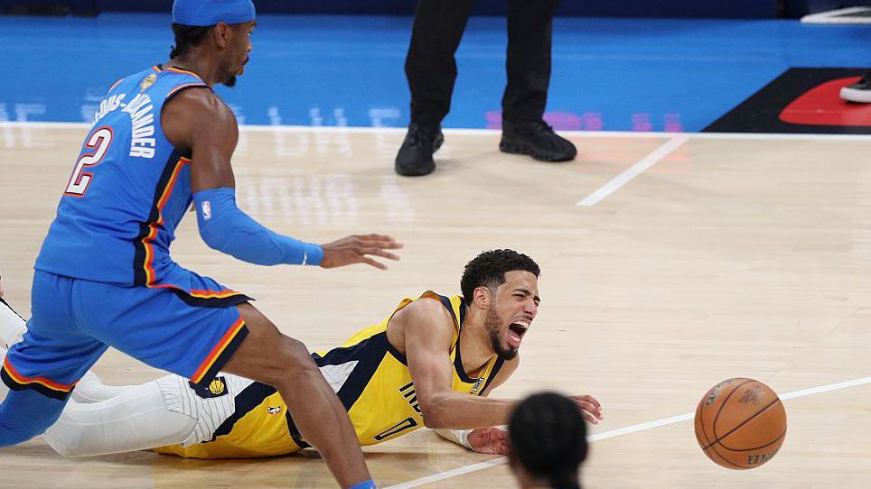 Tyrese Haliburton screams out in pain after picking up an injury