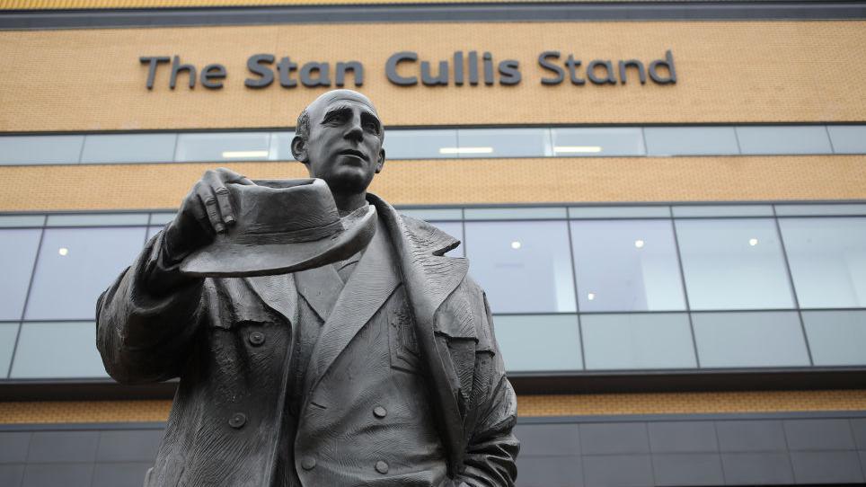 stan cullis statue at wolves