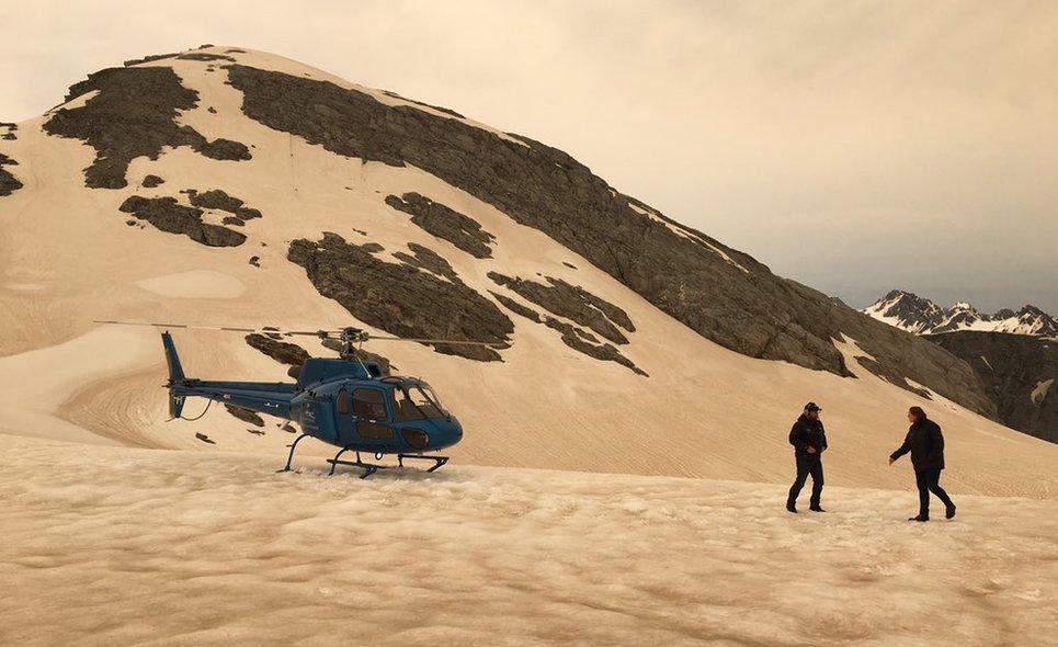 Australian tourist Rey photographed mountain snow turned brown by dust