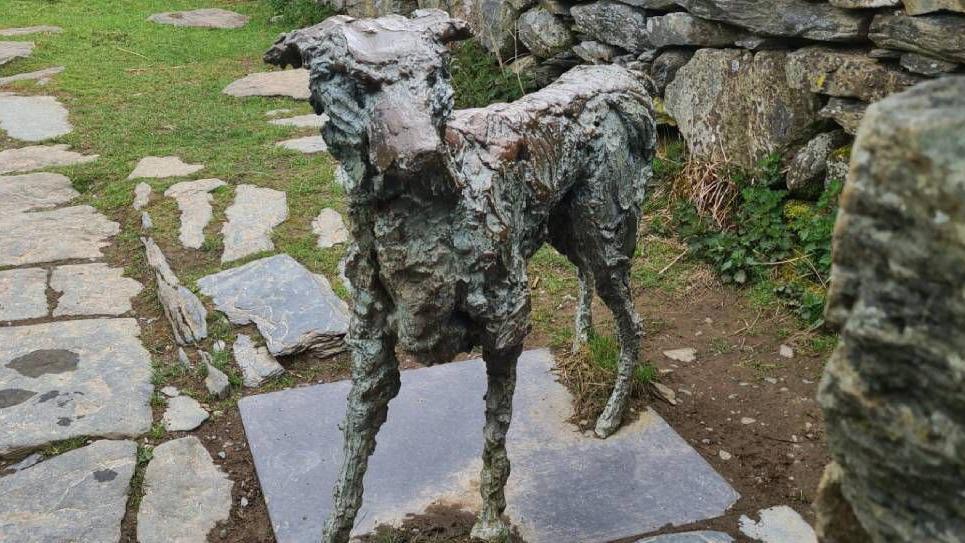 Cerflun o Gelert y ci