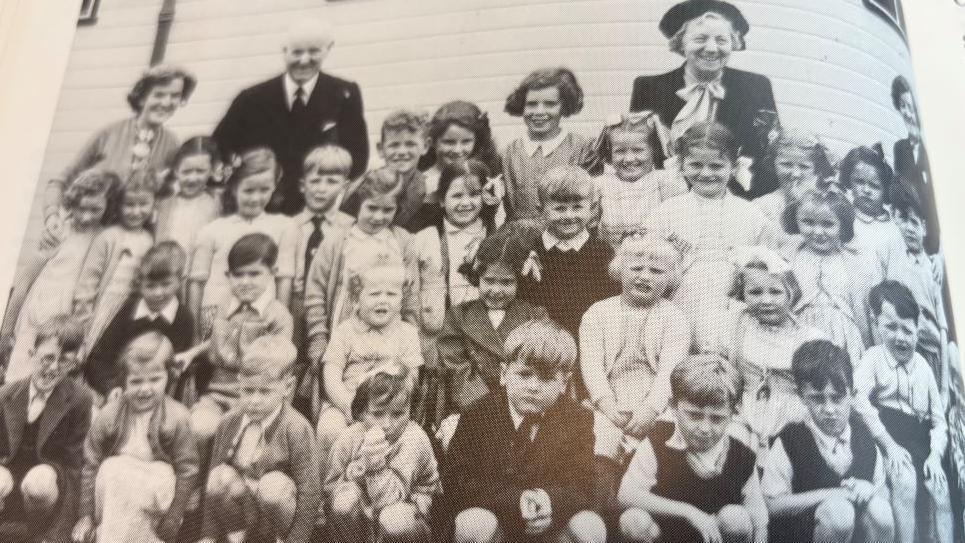 Disgyblion cyntaf Ysgol Gymraeg Ynys-wen