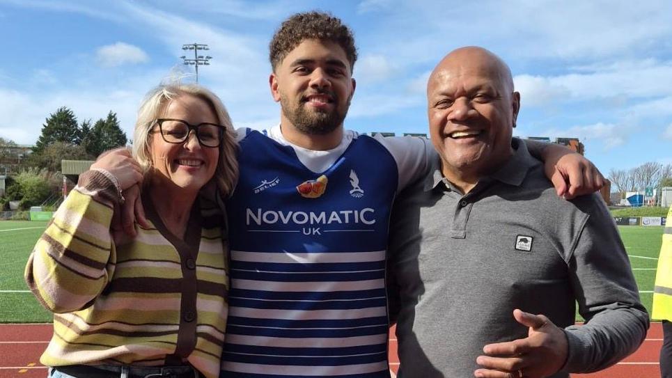 Dominiko gyda'i rieni Emma a Tevita