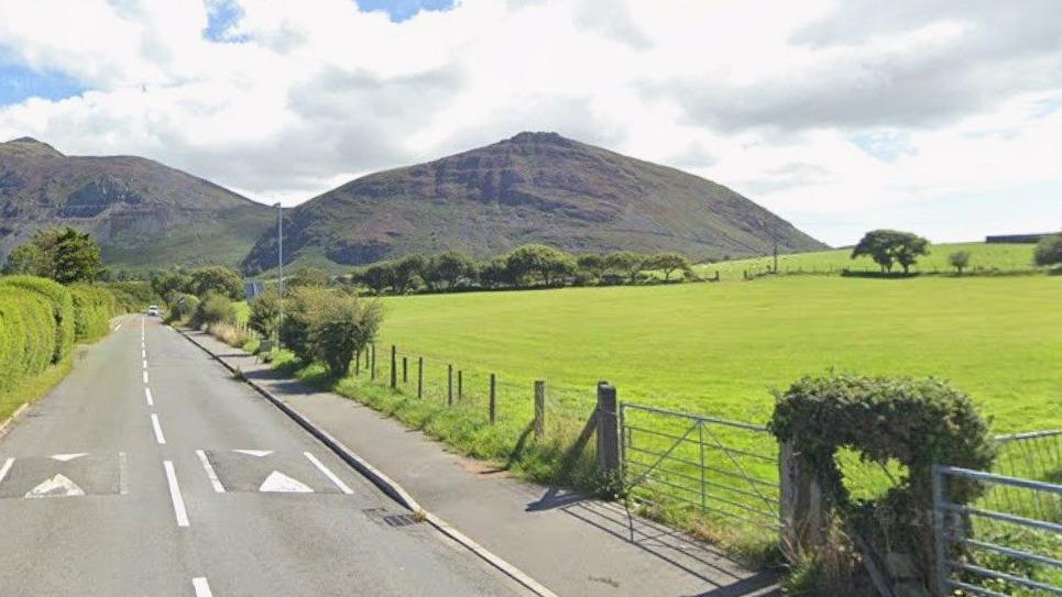 Llun o'r cae mae'r cais i ddatblygu 15 dai yn Nhrefor