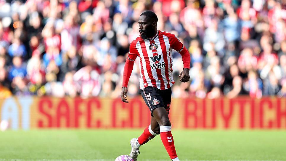 Arthur Masuaku controls the ball