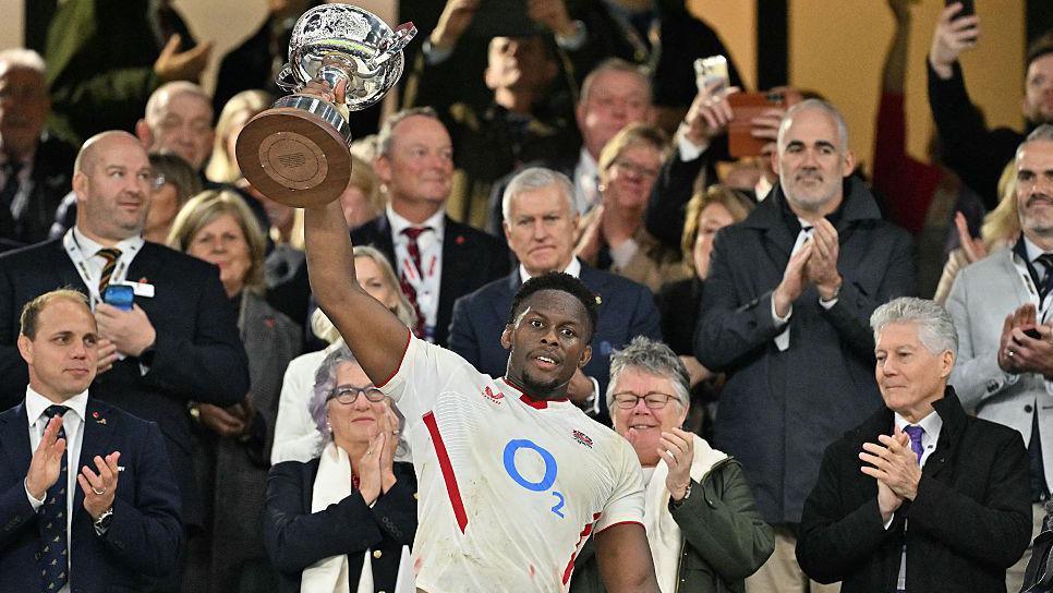 Maro Itoje with the Ella-Mobbs Trophy