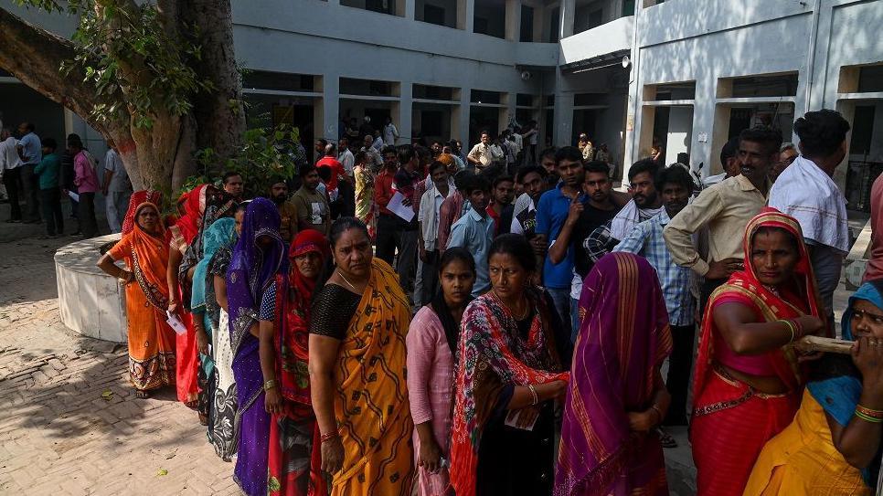 A queue of voters in Uttar Pradesh, May 2024