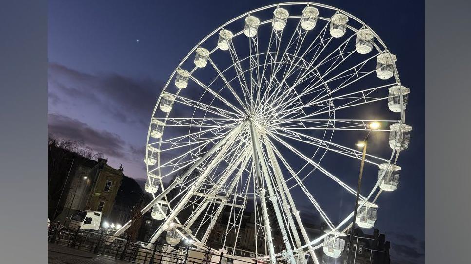 Night-time image of the giant, illuminated ferris wheel